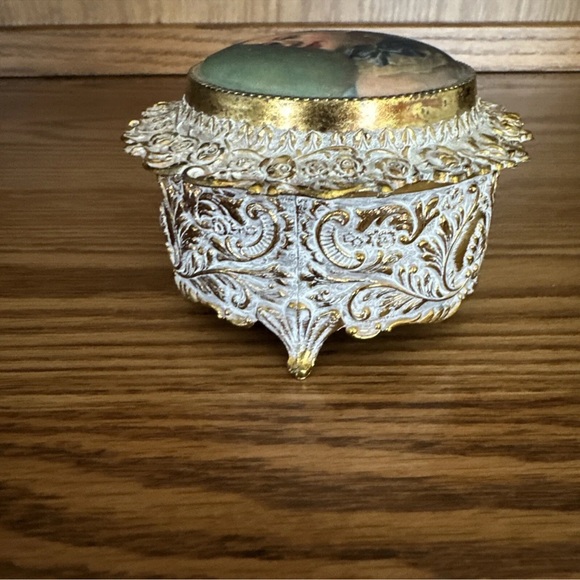 Small Victorian Ornate Gold & White
Music Trinket Box. Gold Lining. 3x4". VTG - Picture 12 of 17